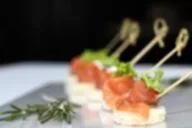 Канапе с маринованным лососем и паштетом из сыра (10 шт)